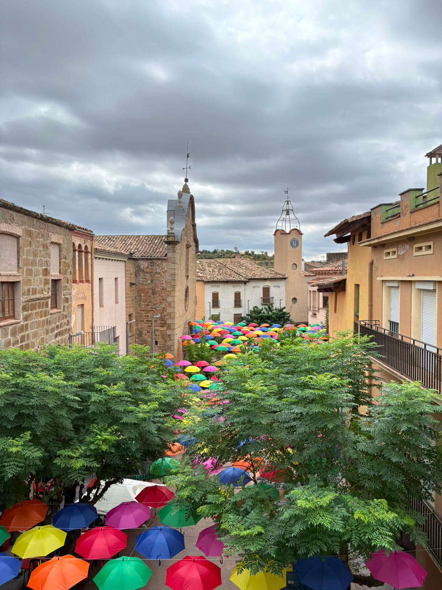 Sanaüja sota la pluja de colors (Foto: Mireia Alsedà)