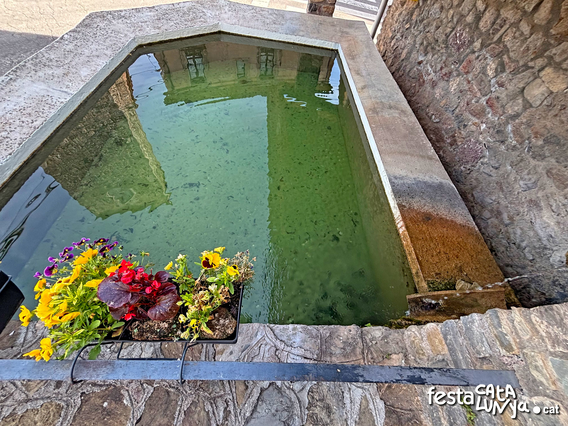 Font, safareig i abeurador de la Plaça de Sarroca de Bellera