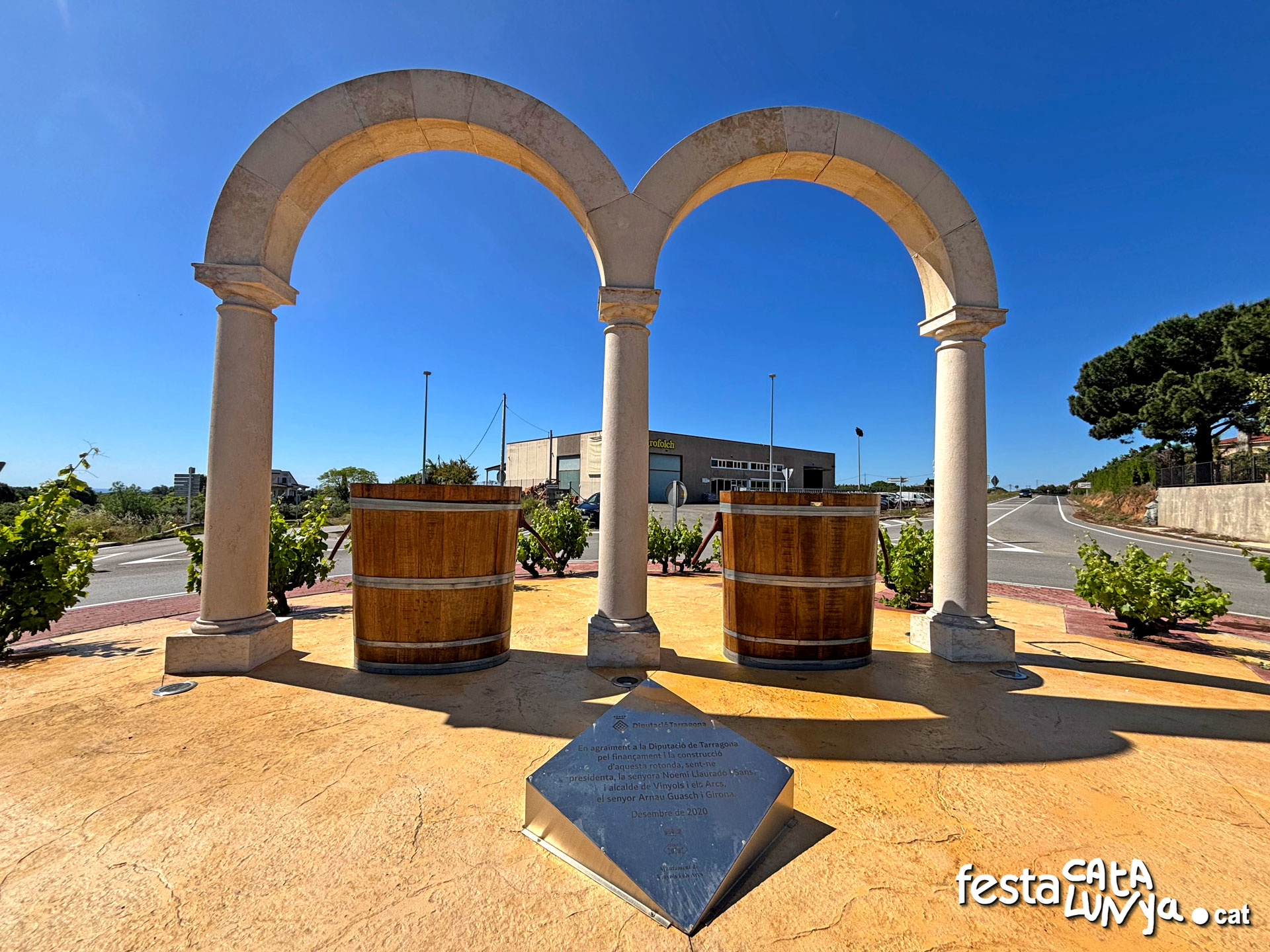 Escultura de l'escut municipal - Vinyols i els Arcs