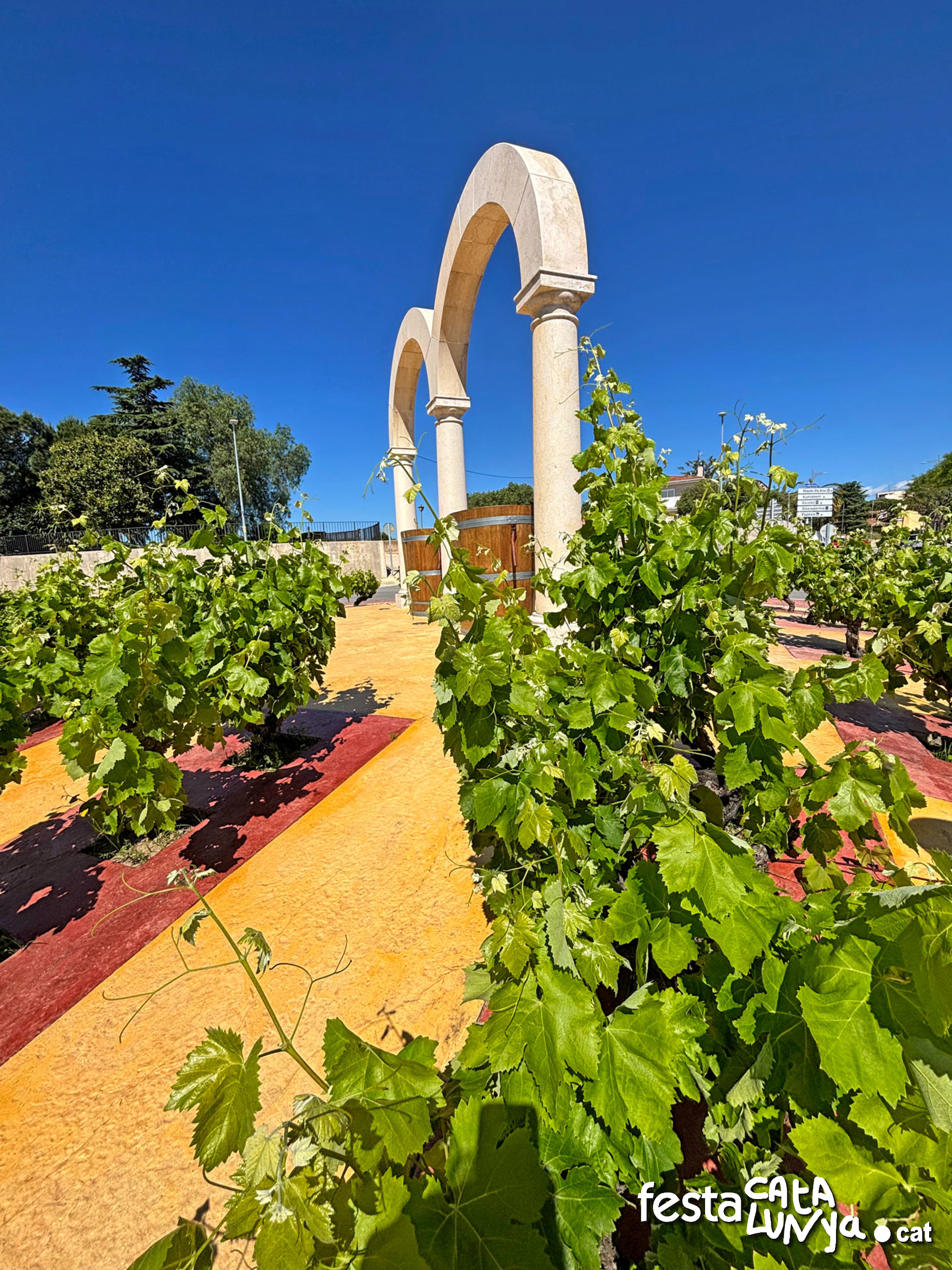 Escultura de l'escut municipal - Vinyols i els Arcs