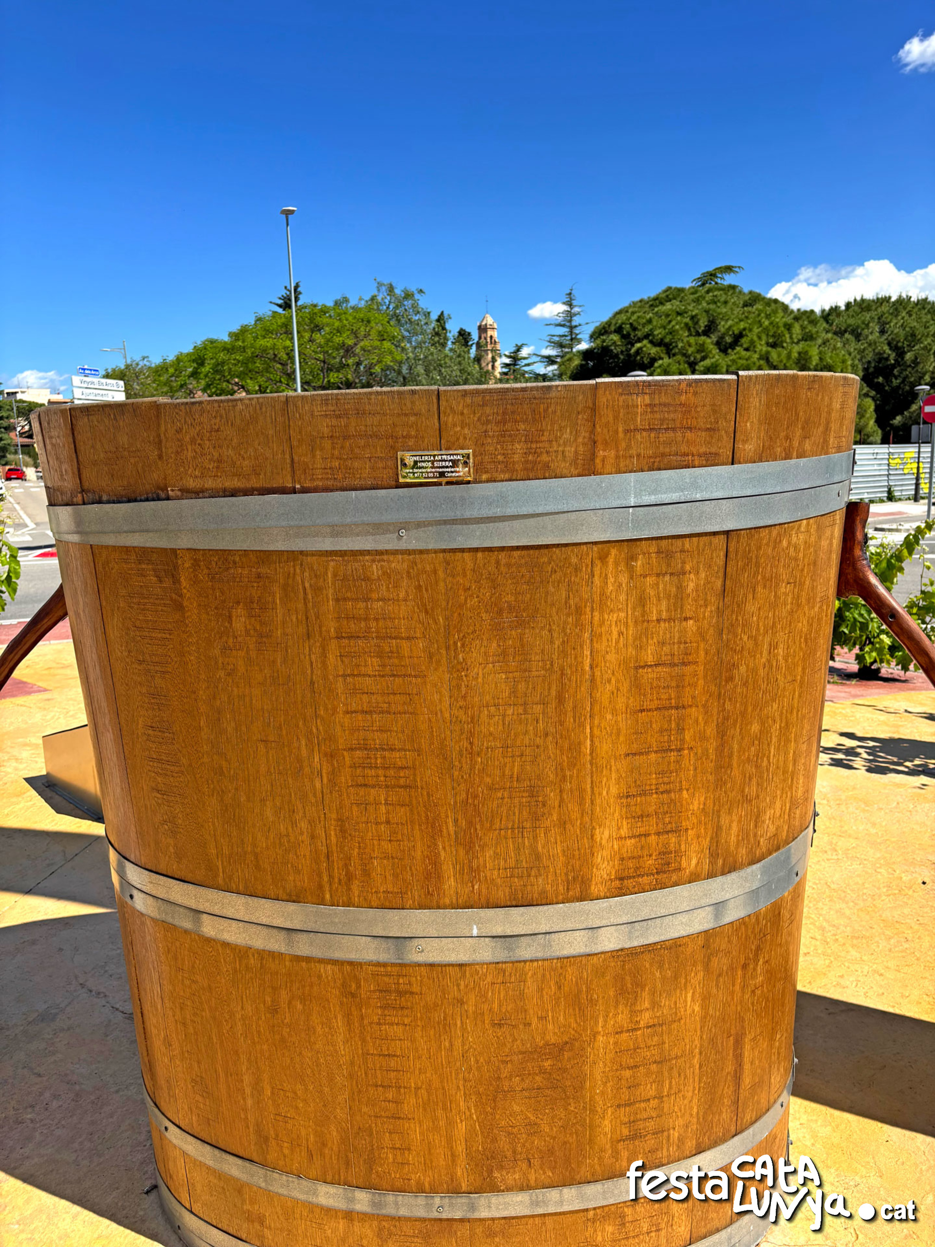 Escultura de l'escut municipal - Vinyols i els Arcs