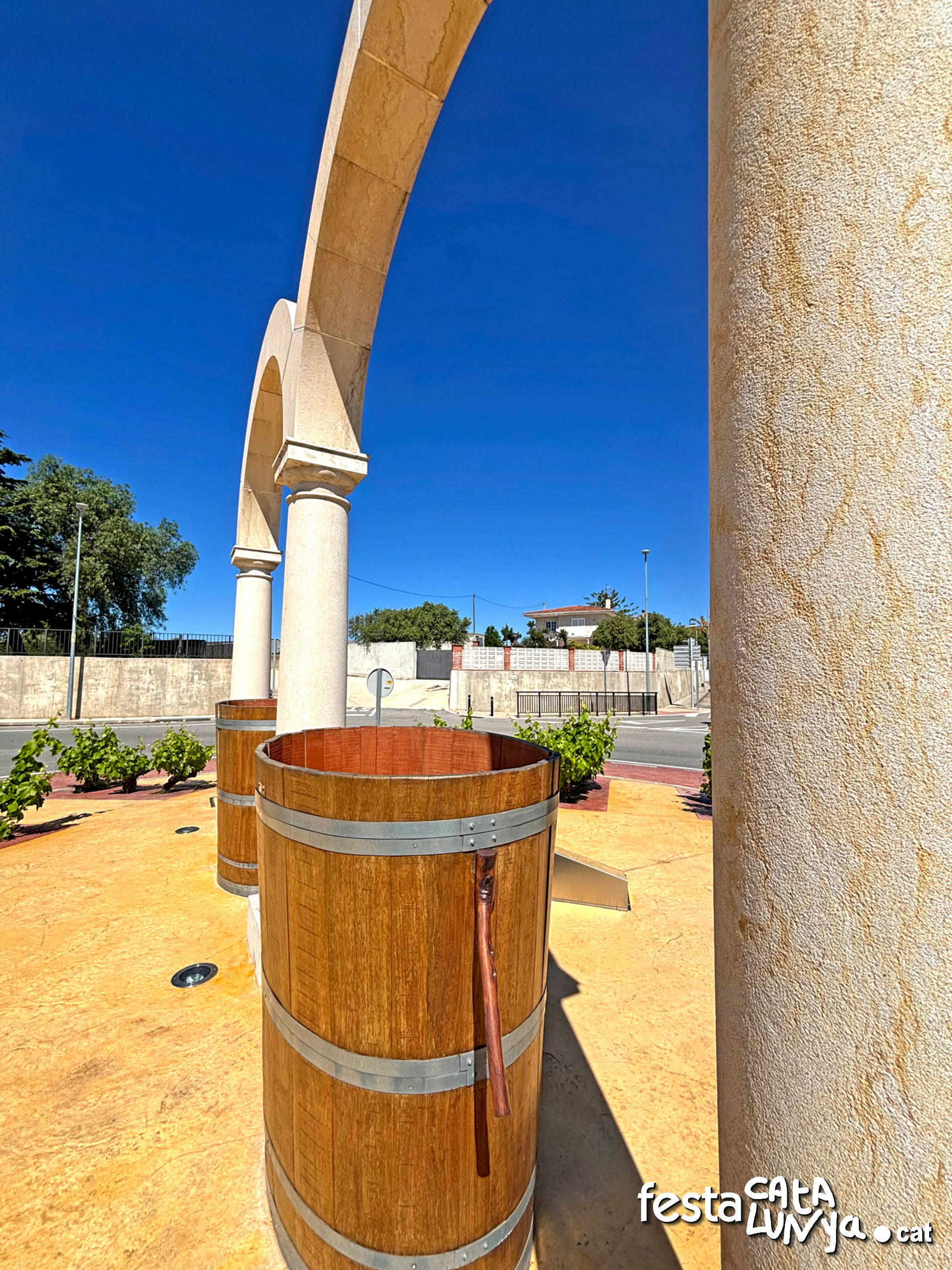 Escultura de l'escut municipal - Vinyols i els Arcs