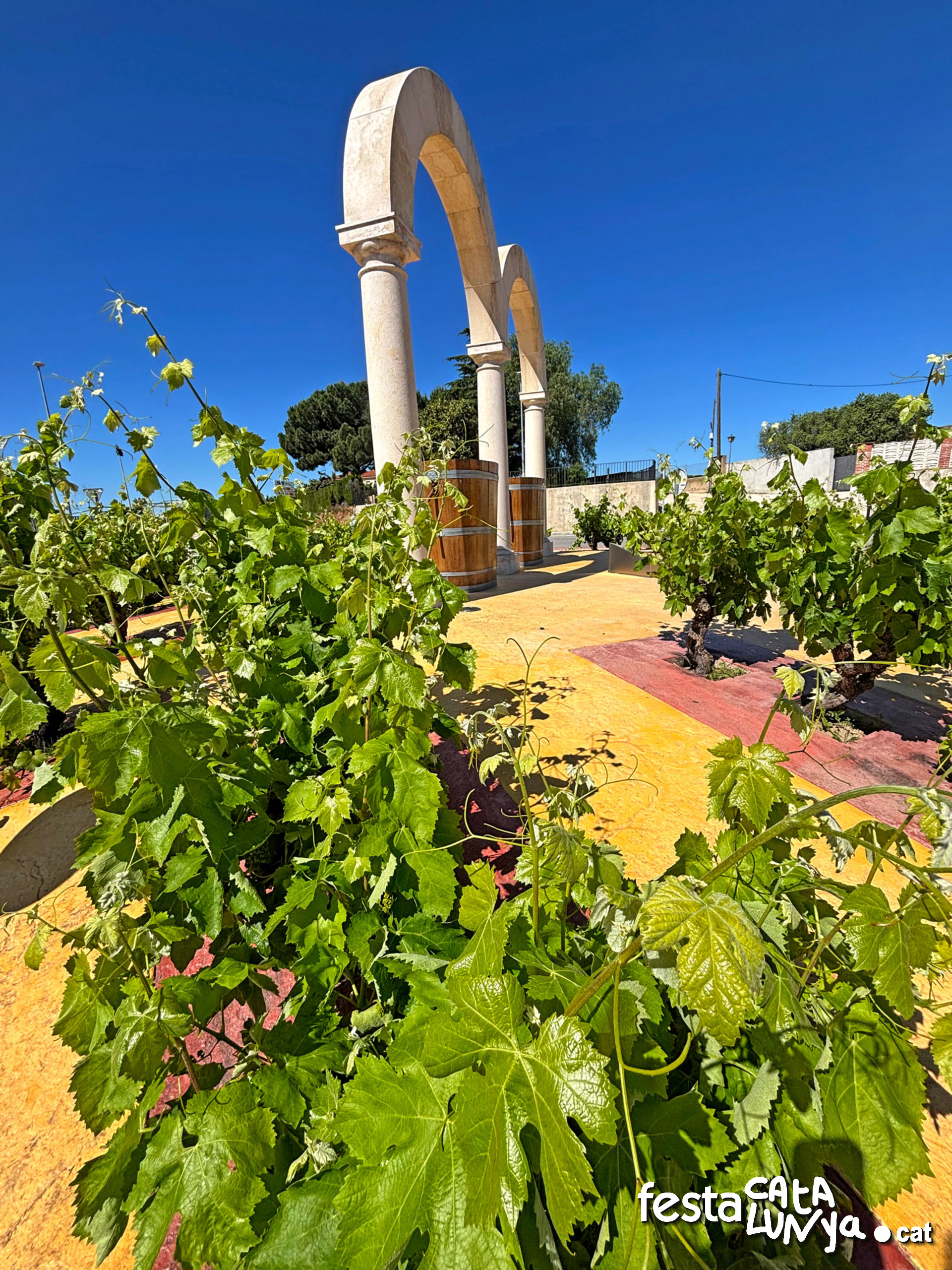 Escultura de l'escut municipal - Vinyols i els Arcs