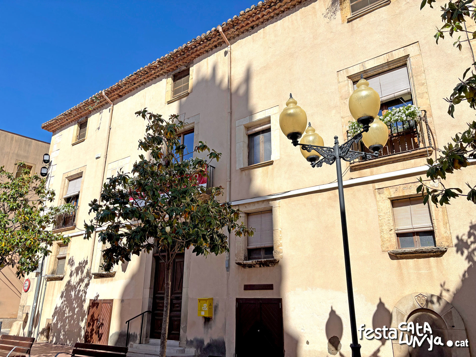 Ajuntament, antiga Casa Torrell o Casa Gran de Folc - Vinyols i els Arcs