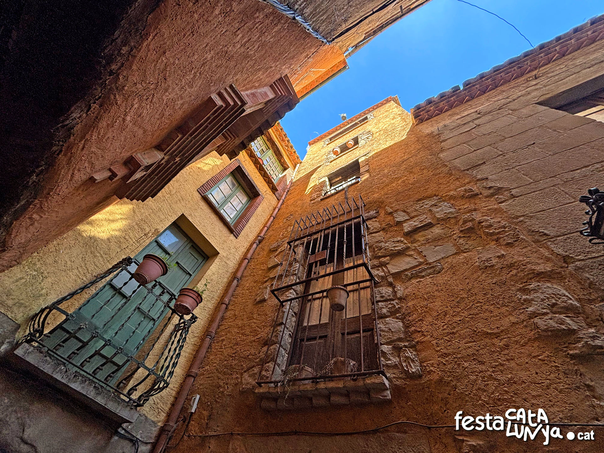 Passejant pel cor històric de Torà: els edificis que expliquen la seva història