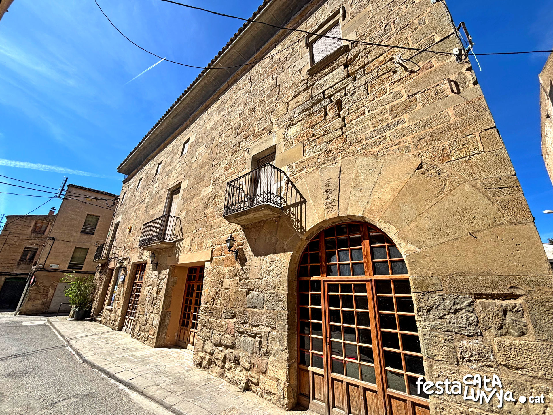 Passejant pel cor històric de Torà: els edificis que expliquen la seva història - Hostal