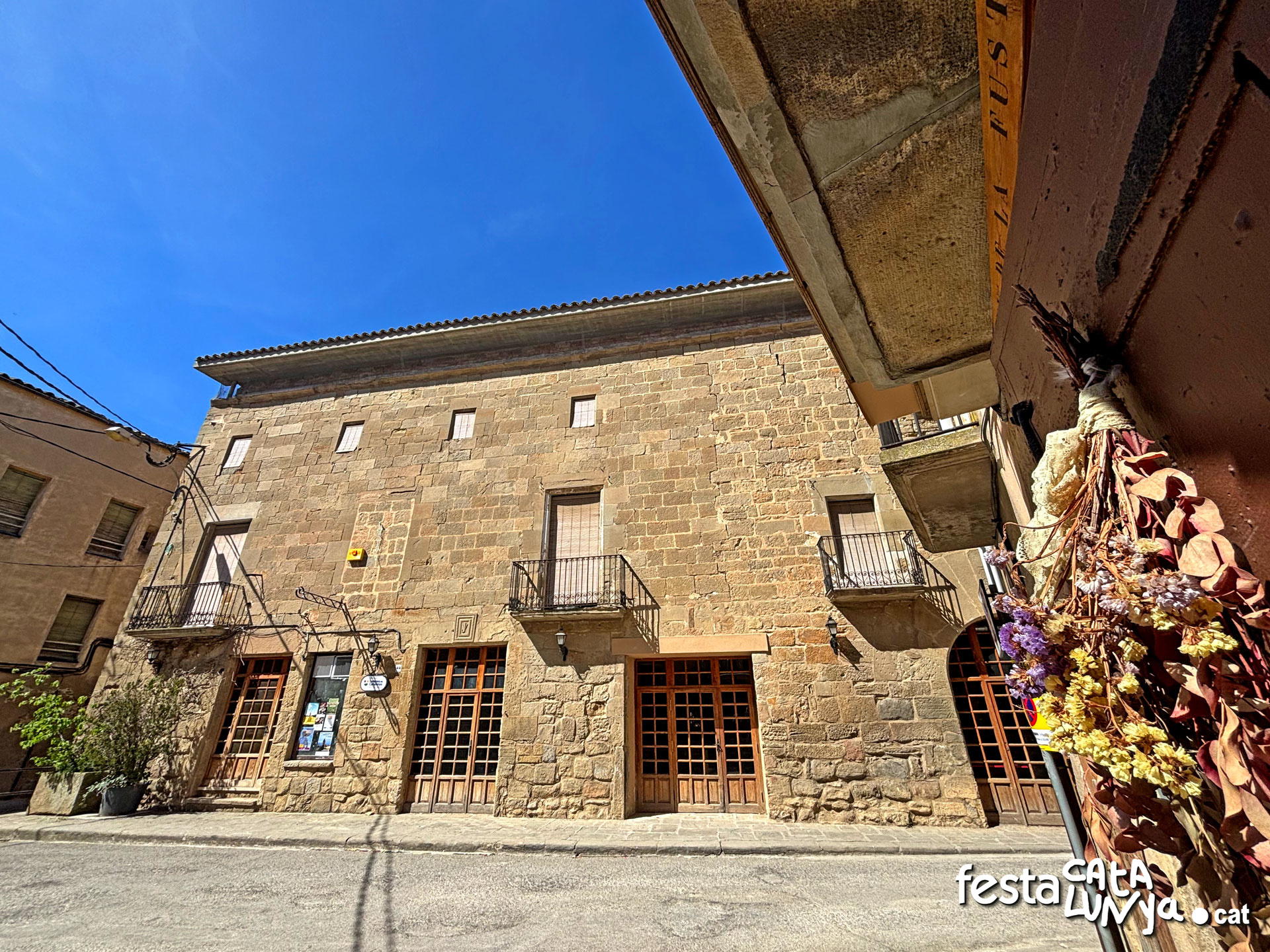 Passejant pel cor històric de Torà: els edificis que expliquen la seva història - Hostal