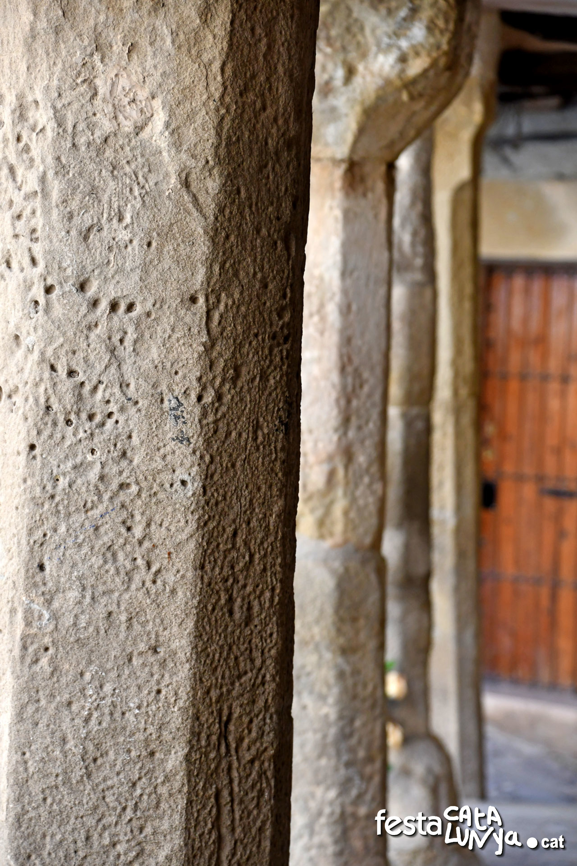 Plaça porxada de l'Església - Torà