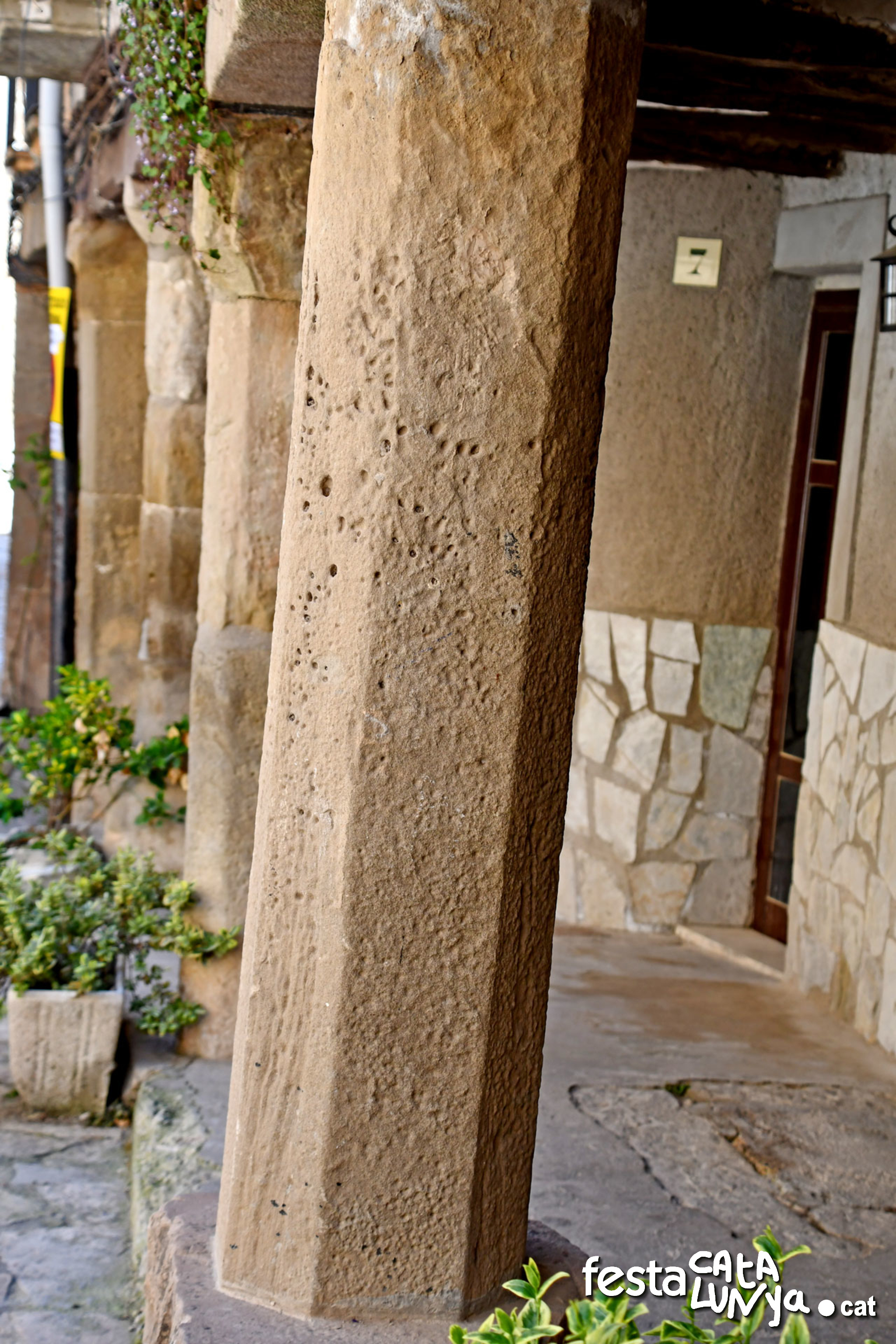 Plaça porxada de l'Església - Torà