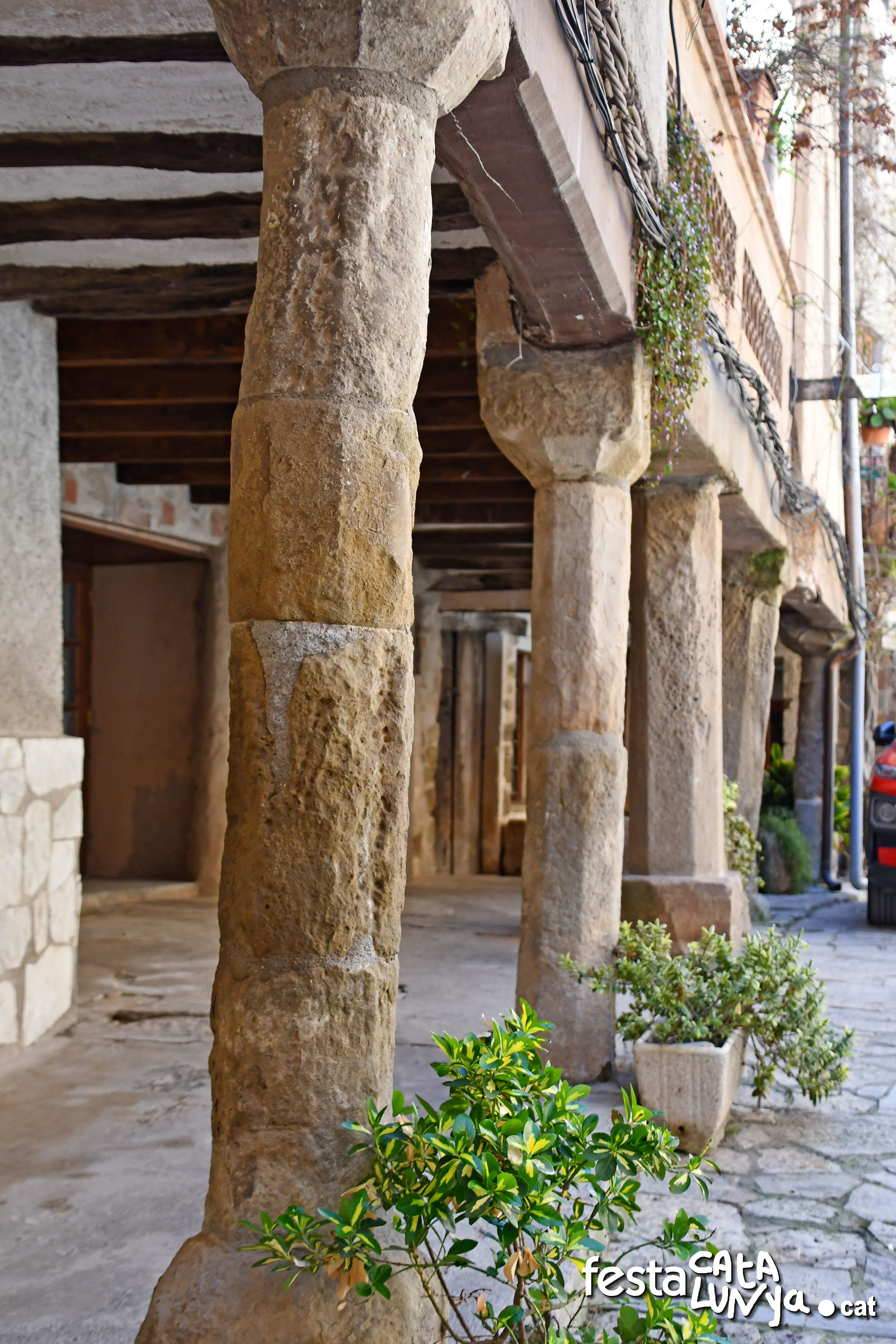 Plaça porxada de l'Església - Torà