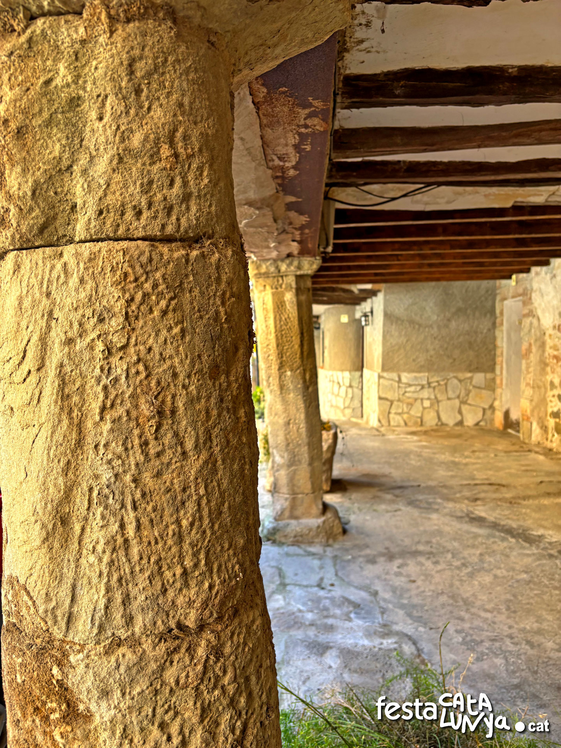 Plaça porxada de l'Església - Torà