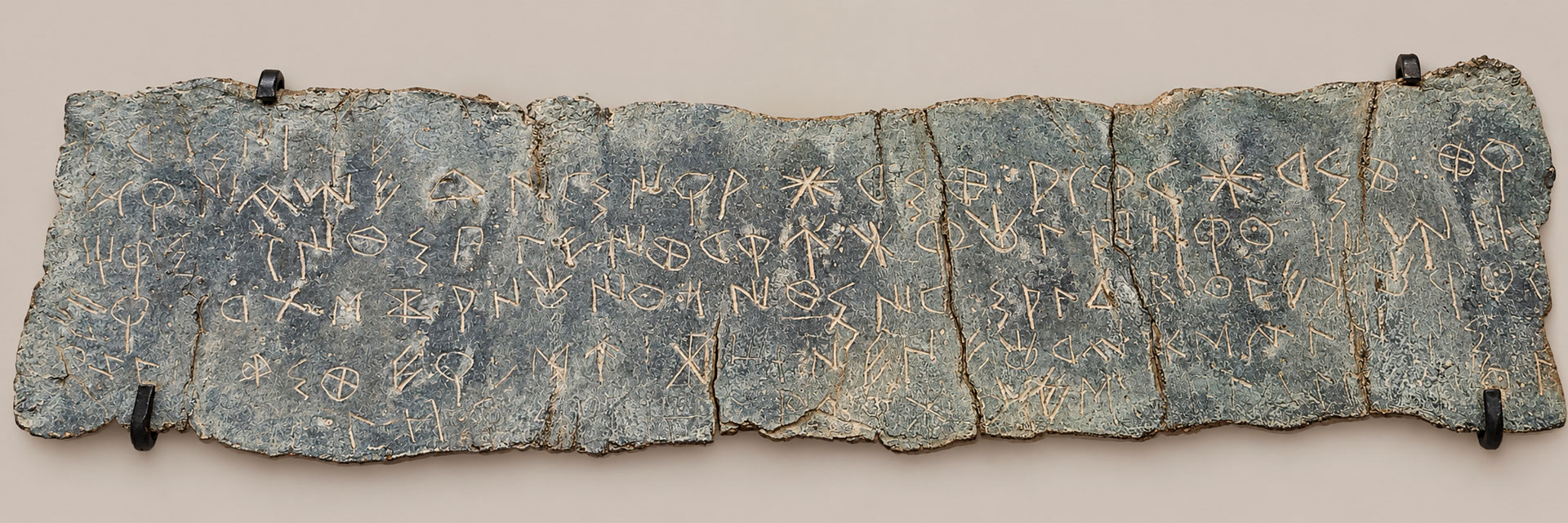Ullastret - Planxa de ploma amb escriptura ibèrica de l'oppidum d'Ullastret