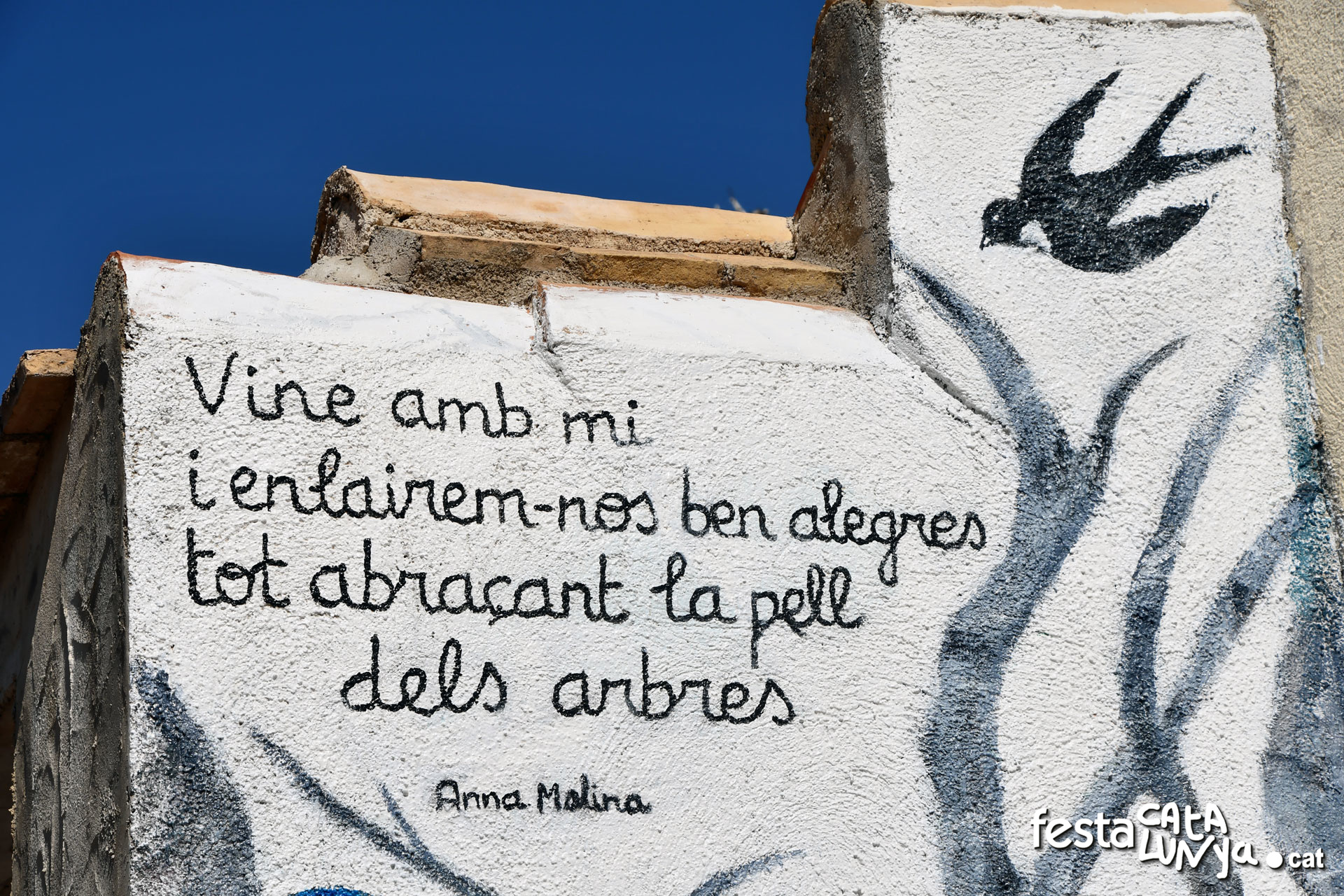 Bellvei - Mural Infants enfilats a un arbre a Bellvei