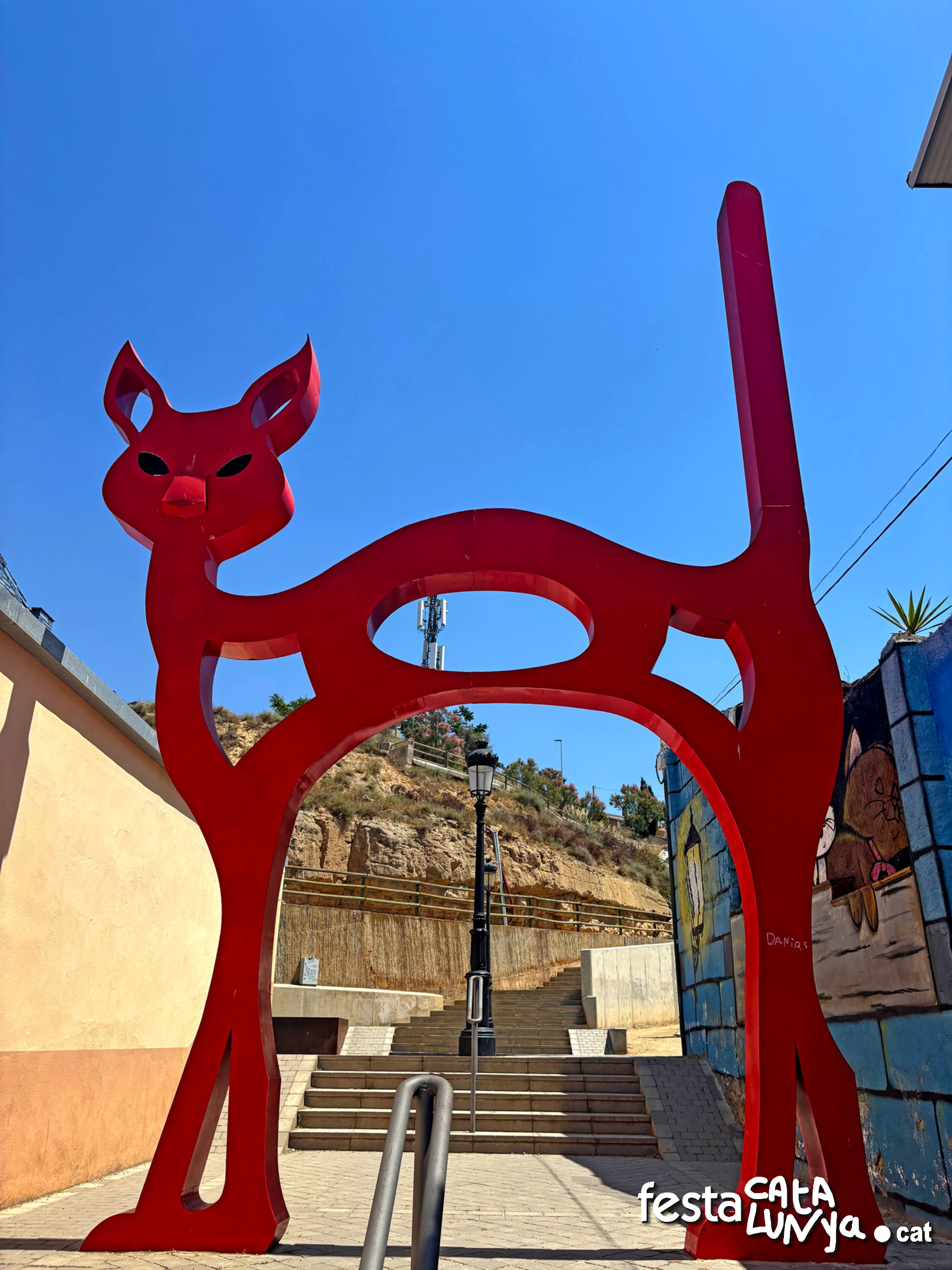 Escultura el Gat Vermell o el Gat d'Orient - Almacelles