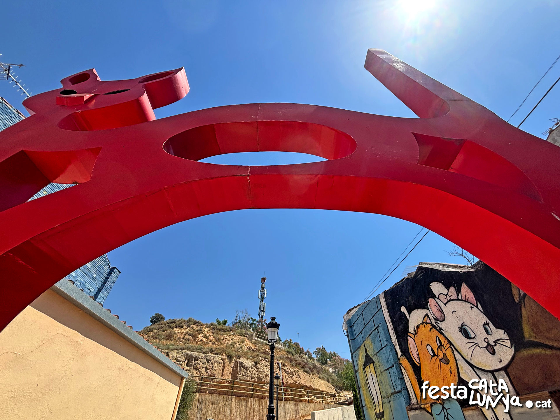Escultura el Gat Vermell o el Gat d'Orient - Almacelles