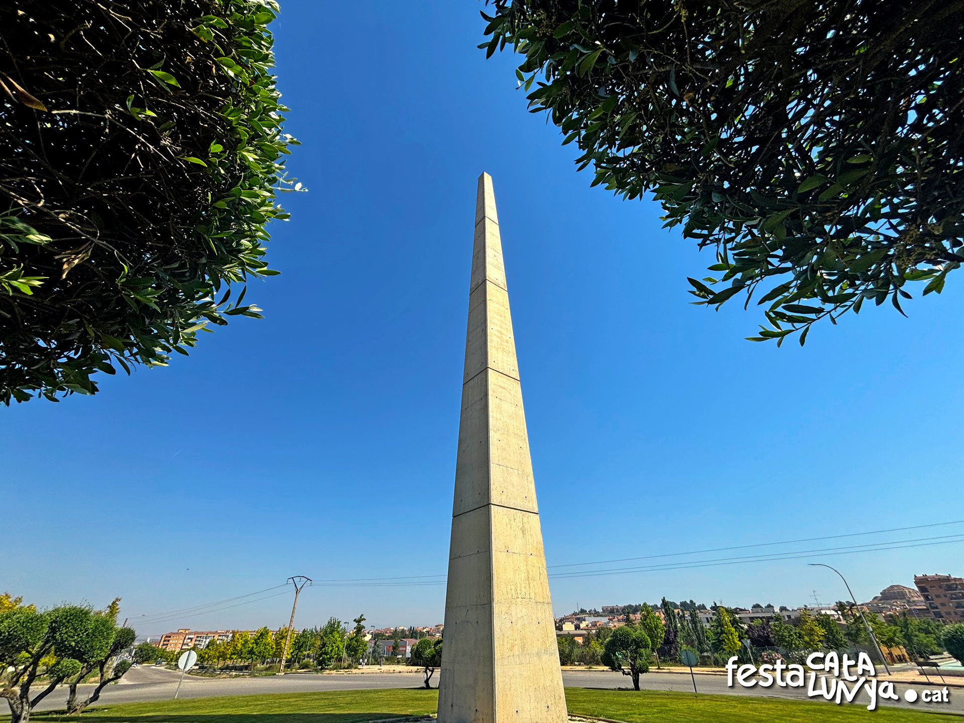 Escultura l'Obelisc - Almacelles