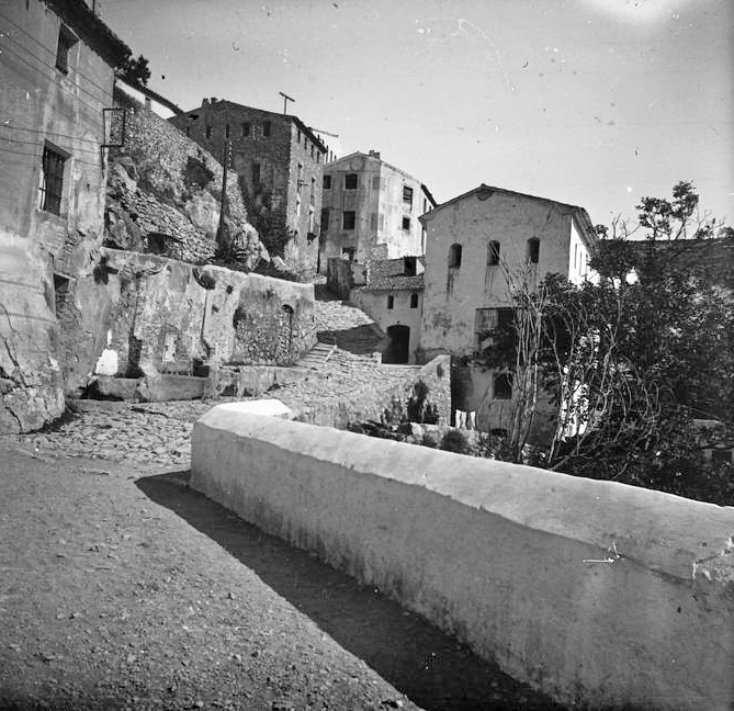 La Riba - Font de cal Cisquet l'any 1922 abans de la remodelació de 1934 (Foto Josep Salvany. Biblioteca de Catalunya)