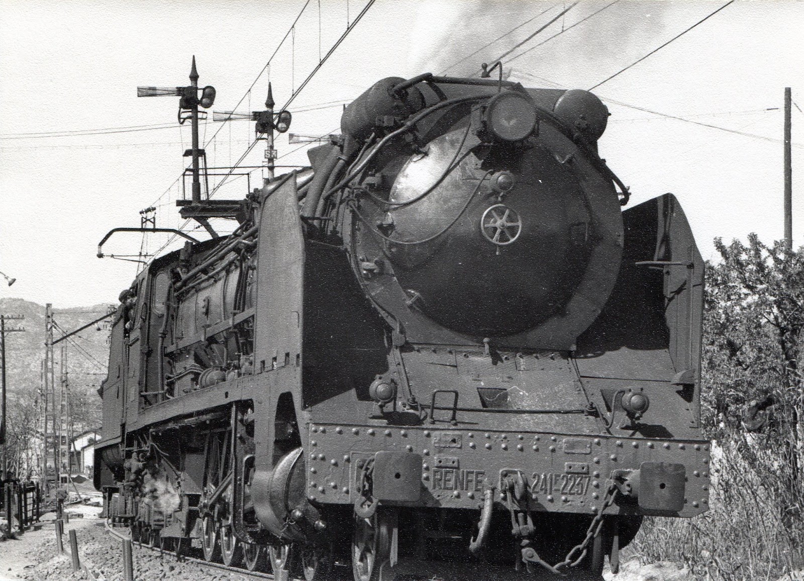 Móra la Nova - https://historiastren.blogspot.com de Juanjo Olaizola Elordi -  Locomotora 241f-2237 Foto Xavier Santamaria