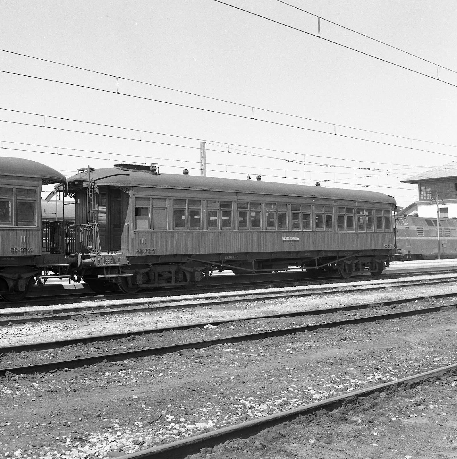 Móra la Nova - https://historiastren.blogspot.com de Juanjo Olaizola Elordi -  Cotxe de viatgers Foto Xavier Santamaria