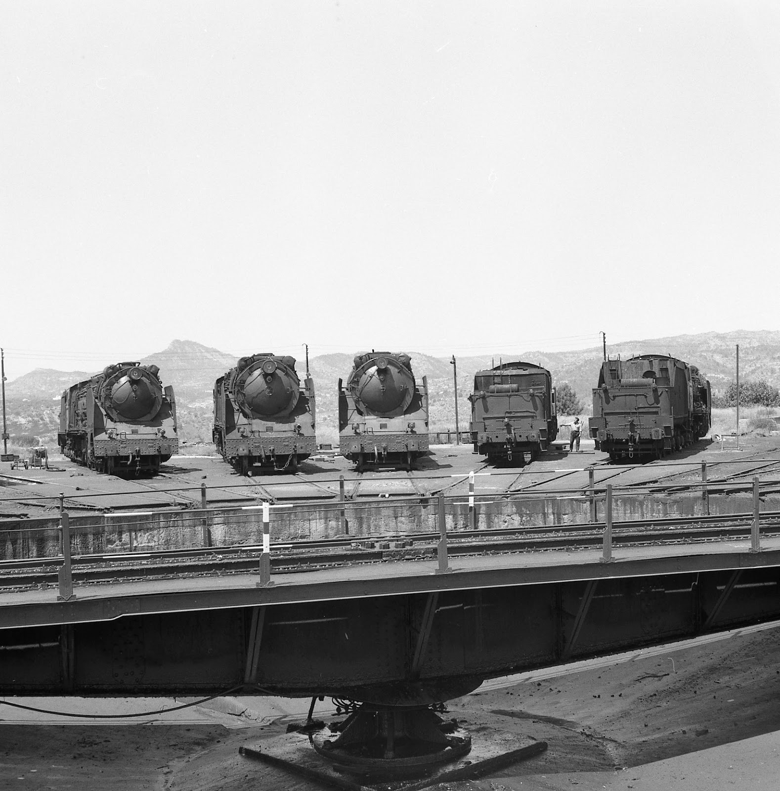 Móra la Nova - https://historiastren.blogspot.com de Juanjo Olaizola Elordi -  Antic dipòsit Foto Xavier Santamaria