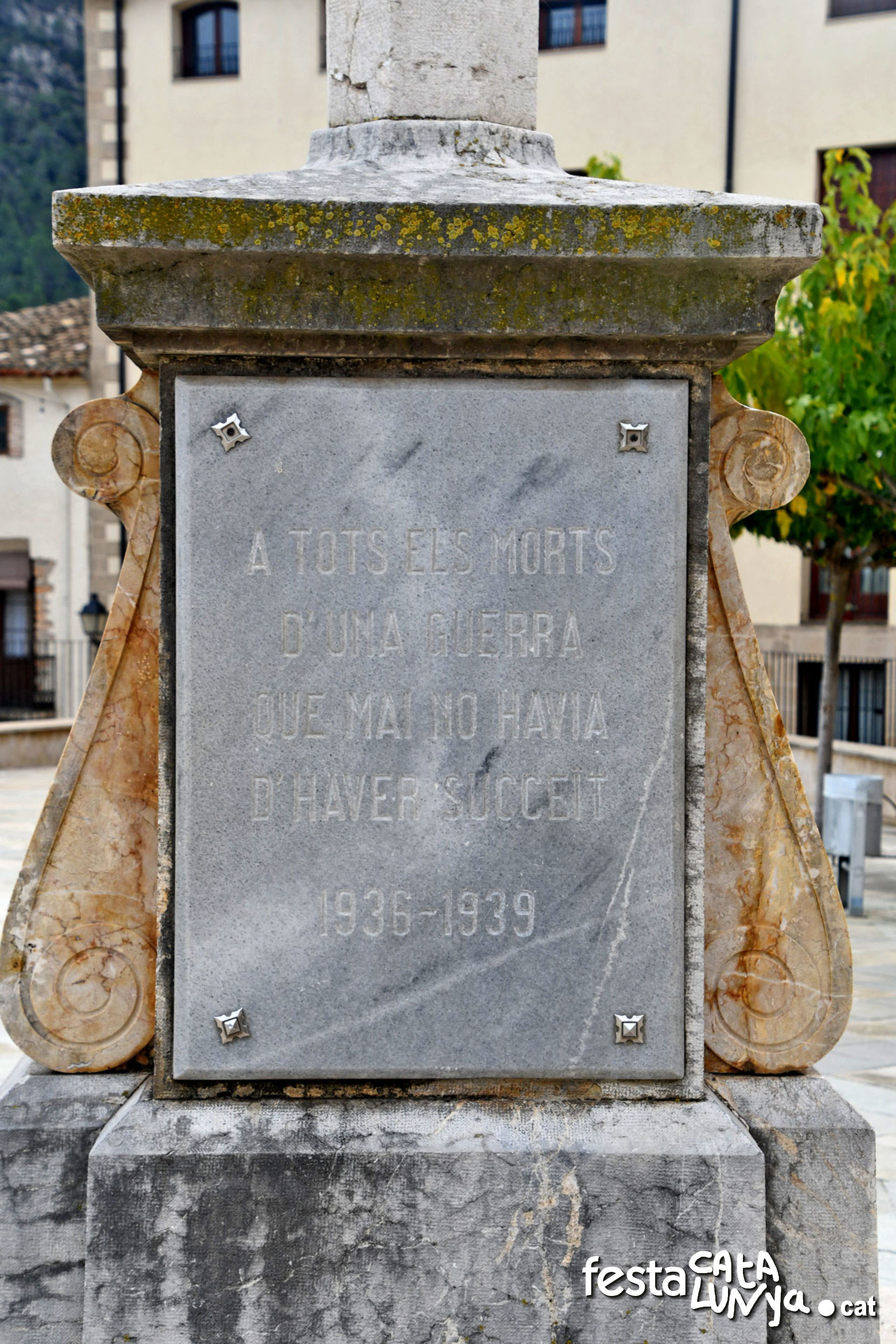 Plaça del Portal d'Avall i Casal Cultural - Tivissa